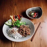 Bún Bowl mit gegrilltem Schweinebauch