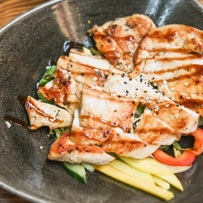 Gegrilltes Huhn in einer Steinschale