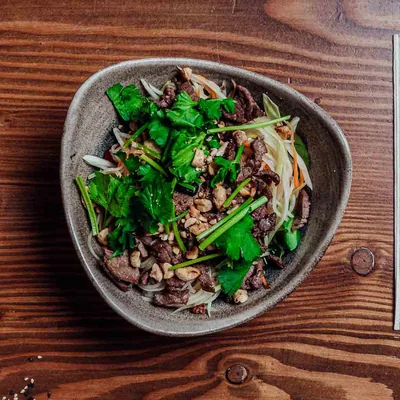 Nộm đu đủ, Papayasalat mit Rindfleisch und Kräutern